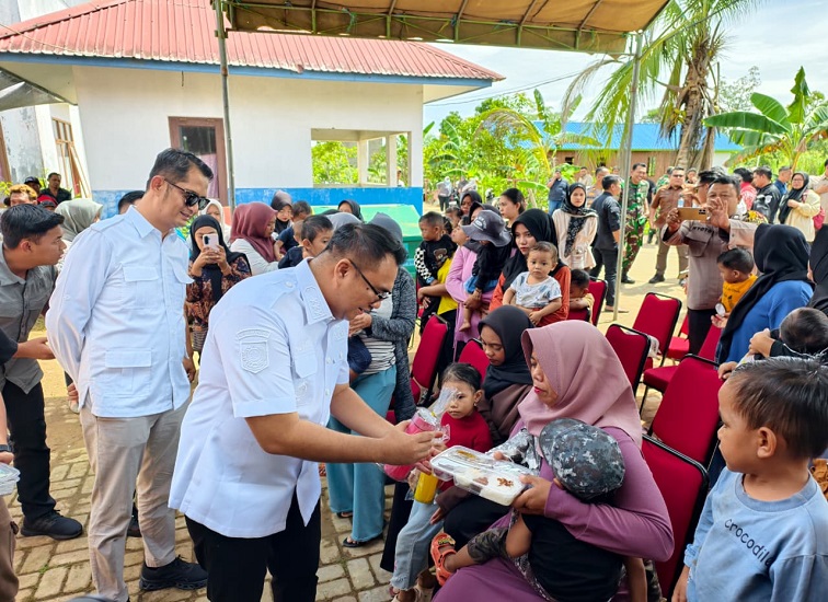 Bupati Kukar Aulia Rahman Basri Saat Meninjau dan Memberikan BMT di Desa Sigihan.(Andri wahyudi/kutairaya)